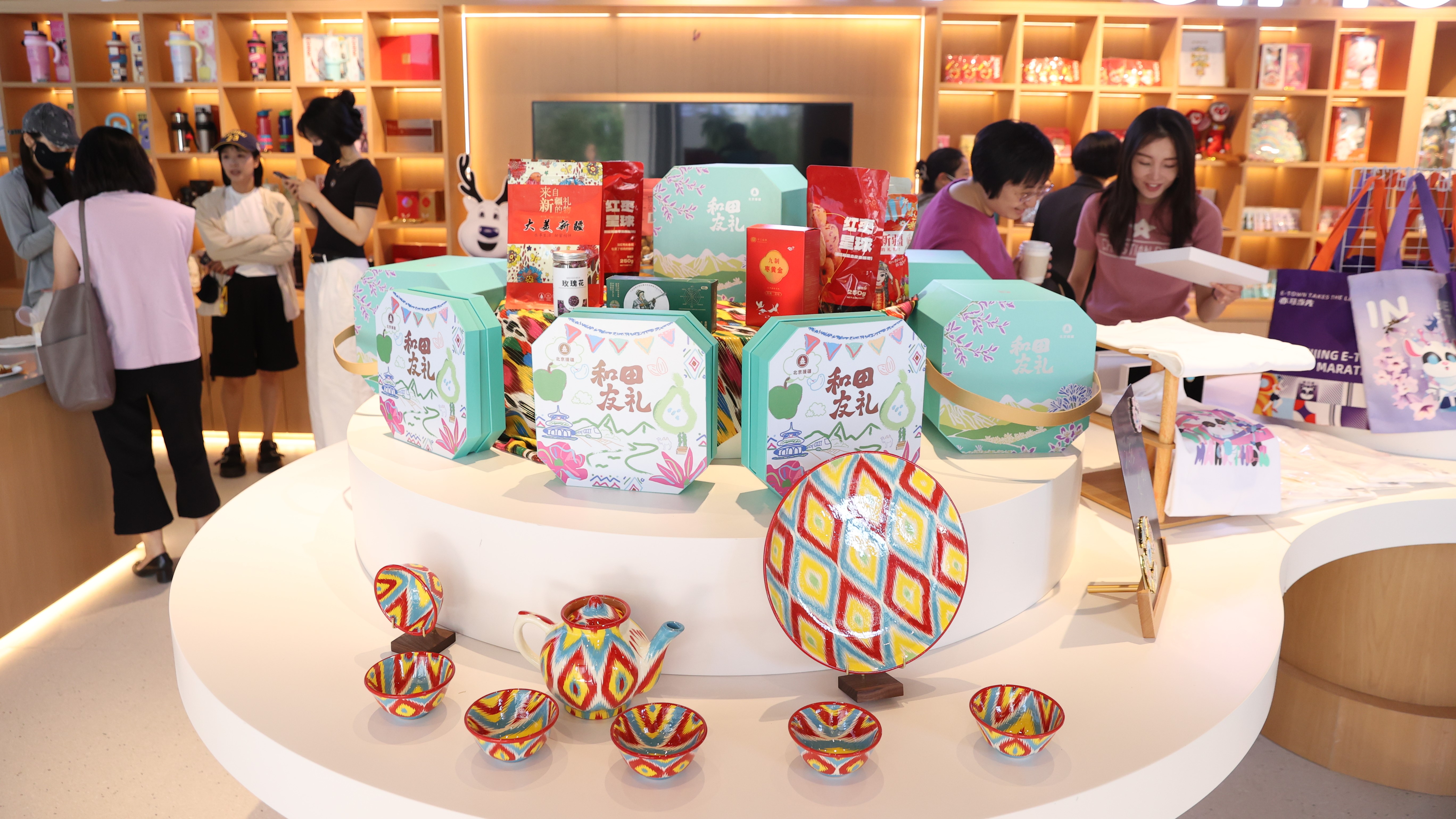 文创展售、咖啡茶饮，尚·文创礼品店正式开业